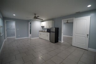 907 W Humphrey St in Tampa, FL - Building Photo