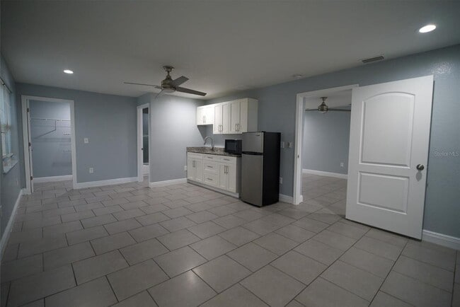 property at 907 W Humphrey St