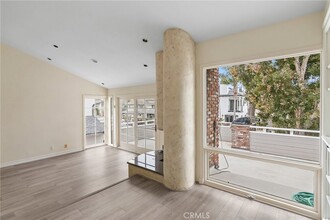 411 Goldenrod Ave in Newport Beach, CA - Building Photo - Building Photo