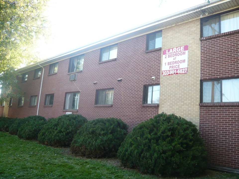 Brookside Manor Apartments in Englewood, CO - Building Photo