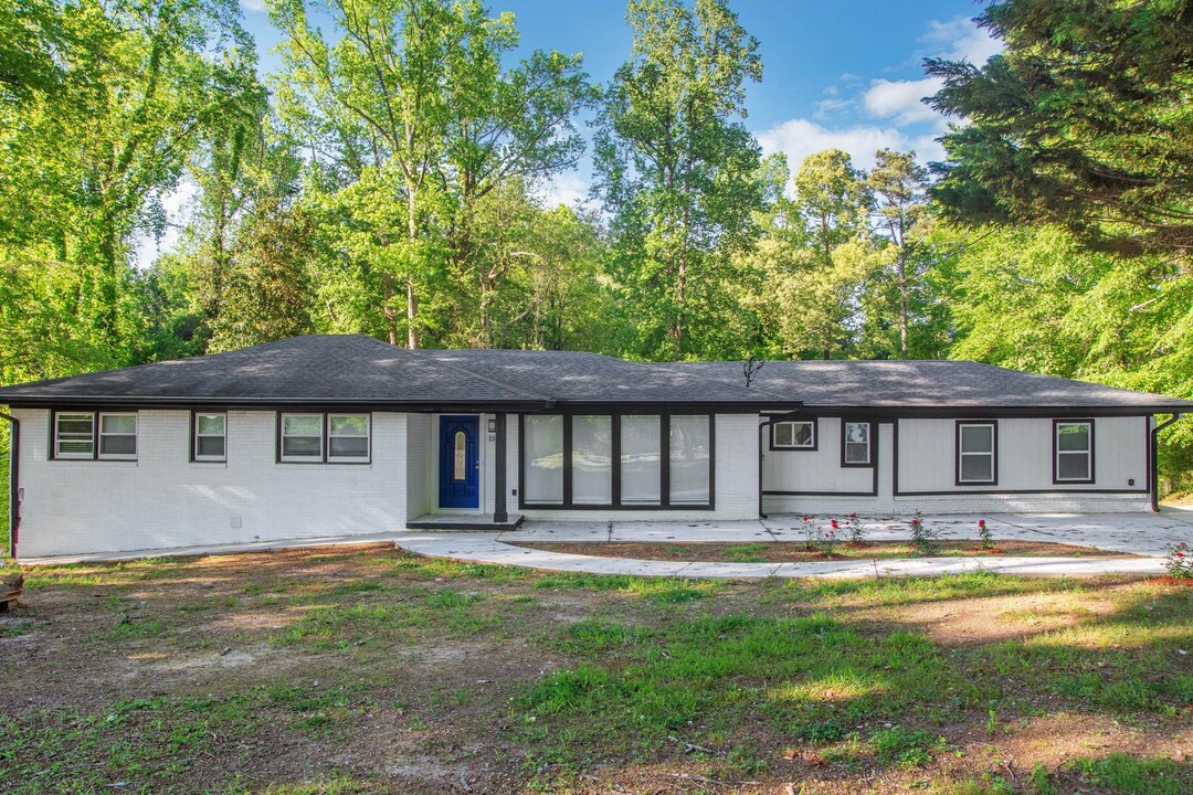 1300 Loch Lomond Trail SW in Atlanta, GA - Building Photo