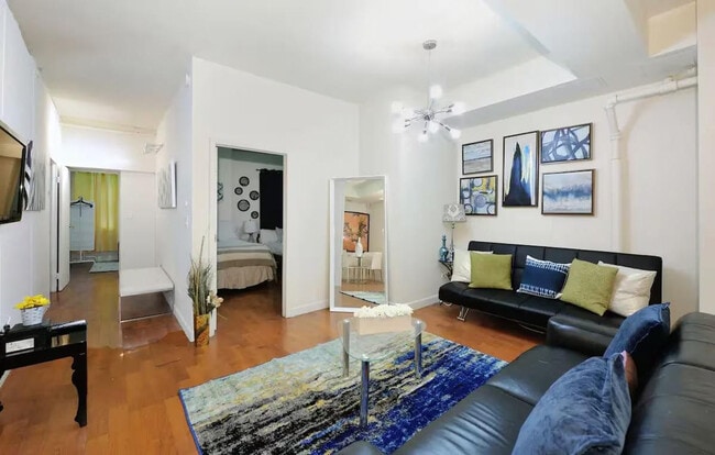 326 W 34th St. in New York, NY - Building Photo - Building Photo