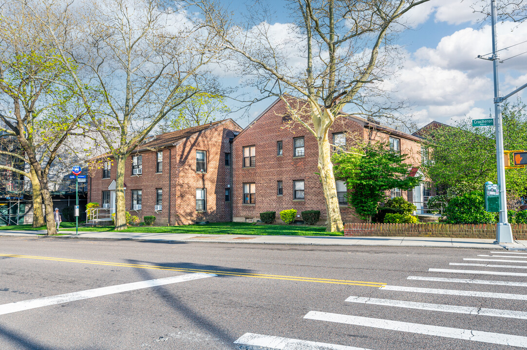 171-10 Crocheron Ave in Flushing, NY - Foto de edificio