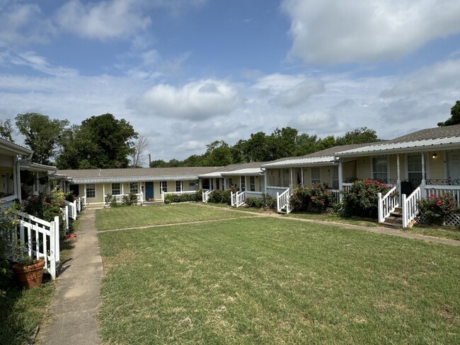 Village on Hill Street in Burnet, TX - Building Photo - Building Photo