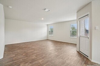 1154 Barn Swallow Wy in San Antonio, TX - Foto de edificio - Building Photo