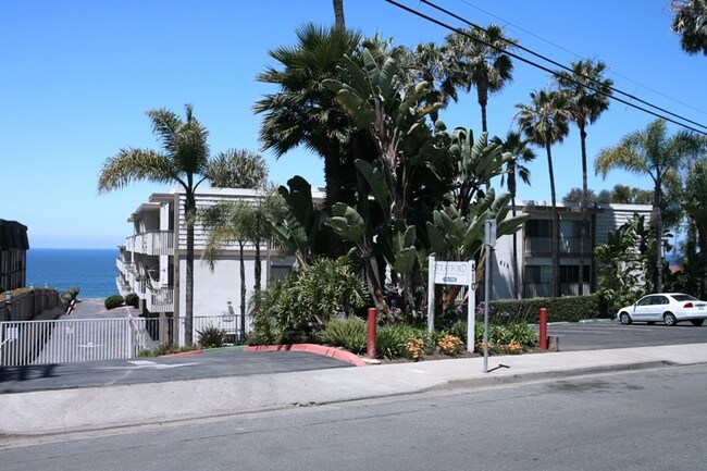 Stratford Beach Apartments in Del Mar, CA - Building Photo - Building Photo