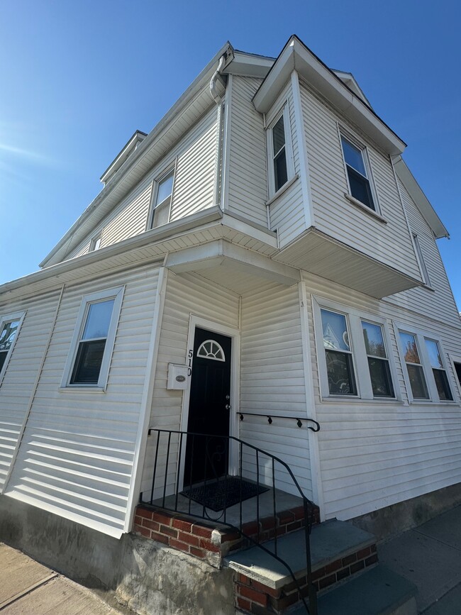 512 Medford St, Unit 2 in Somerville, MA - Foto de edificio - Building Photo