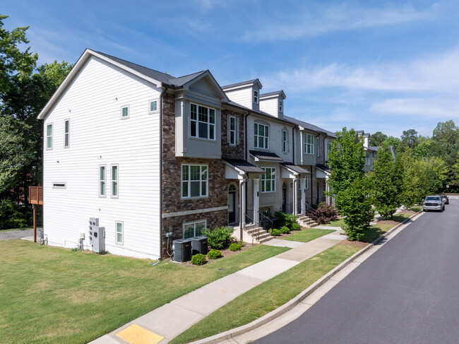 Woodland Pointe Subdivision in Roswell, GA - Foto de edificio - Building Photo