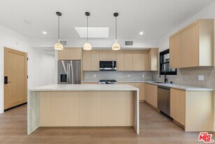 132 S Oakhurst Dr in Beverly Hills, CA - Building Photo