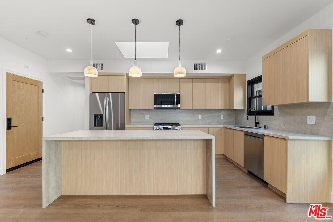 132 S Oakhurst Dr in Beverly Hills, CA - Building Photo