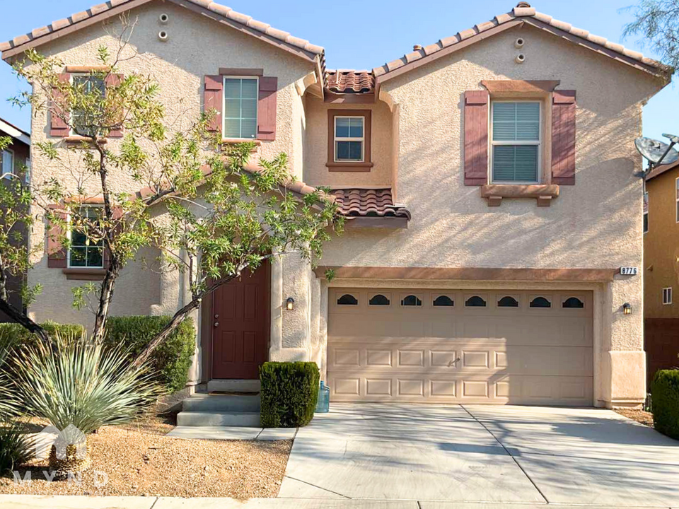 8776 Charm Canyon Ave in Las Vegas, NV - Building Photo