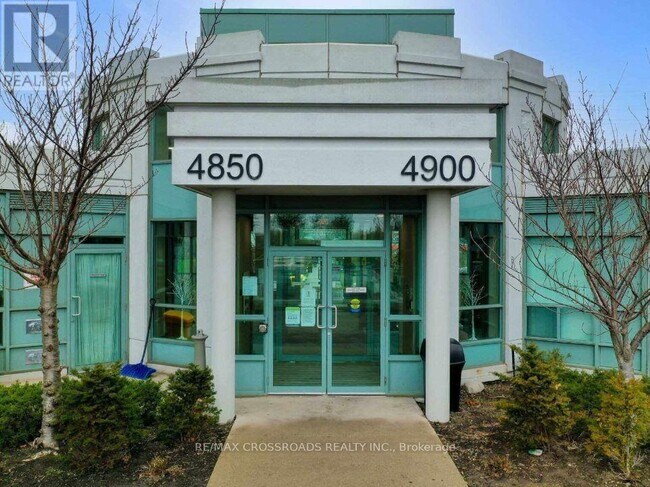 4900 Glen Erin Dr in Mississauga, ON - Building Photo - Building Photo