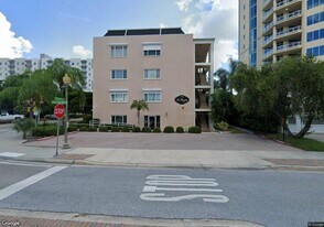 301 S Gulfstream Ave in Sarasota, FL - Building Photo