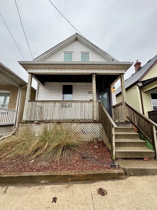 1236 Cannon St E in Hamilton, ON - Building Photo