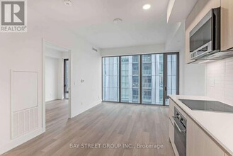 8-2408 Cumberland St in Toronto, ON - Building Photo - Building Photo