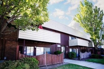 Cedar Run Apartments in Oregon, OH - Building Photo - Building Photo