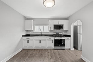 105 Broadway St in Coraopolis, PA - Building Photo