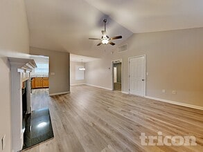 215 Millwheel Dr in Villa Rica, GA - Foto de edificio - Building Photo