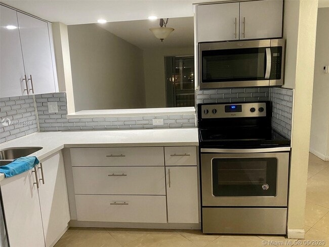 1591 NE Miami Gardens Dr-Unit -114 in Miami, FL - Building Photo - Building Photo