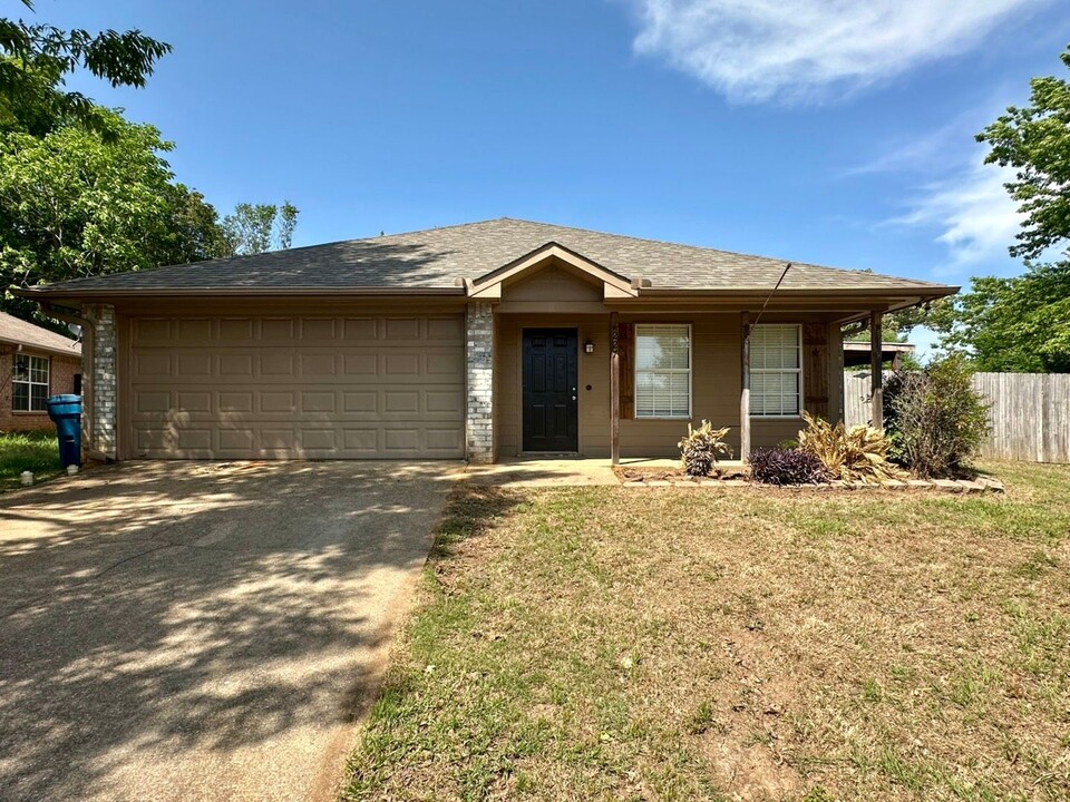 227 Willowbrook Ln in Whitehouse, TX - Building Photo