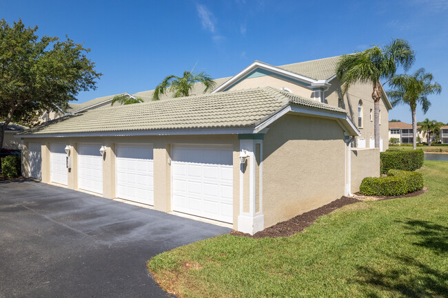 Bermuda Park Condominiums in Bonita Springs, FL - Foto de edificio - Building Photo