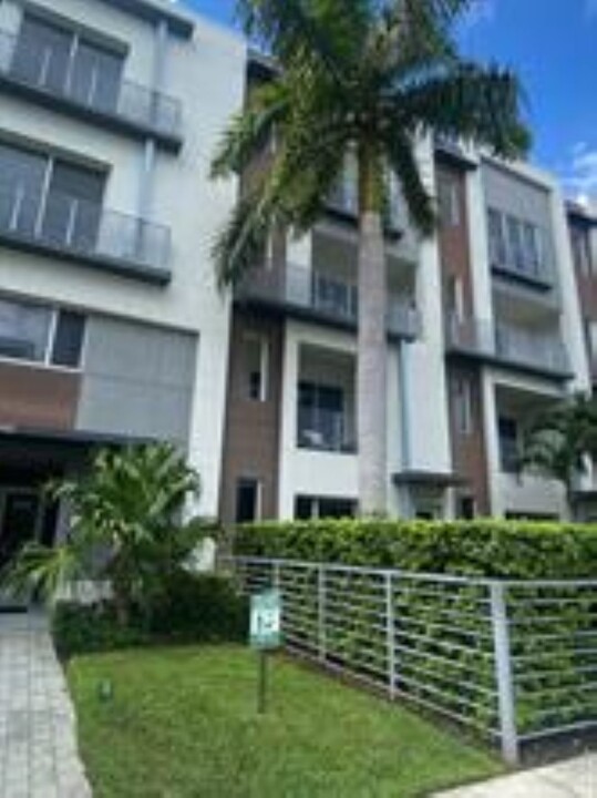 1045 NE 18th Ave, Unit 201 in Fort Lauderdale, FL - Building Photo