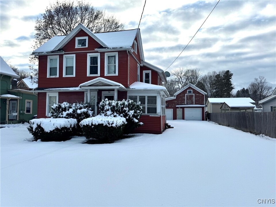 34 Syracuse St in Baldwinsville, NY - Foto de edificio