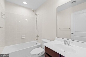 4382 Daisy Reid Ave in Woodbridge, VA - Building Photo - Building Photo