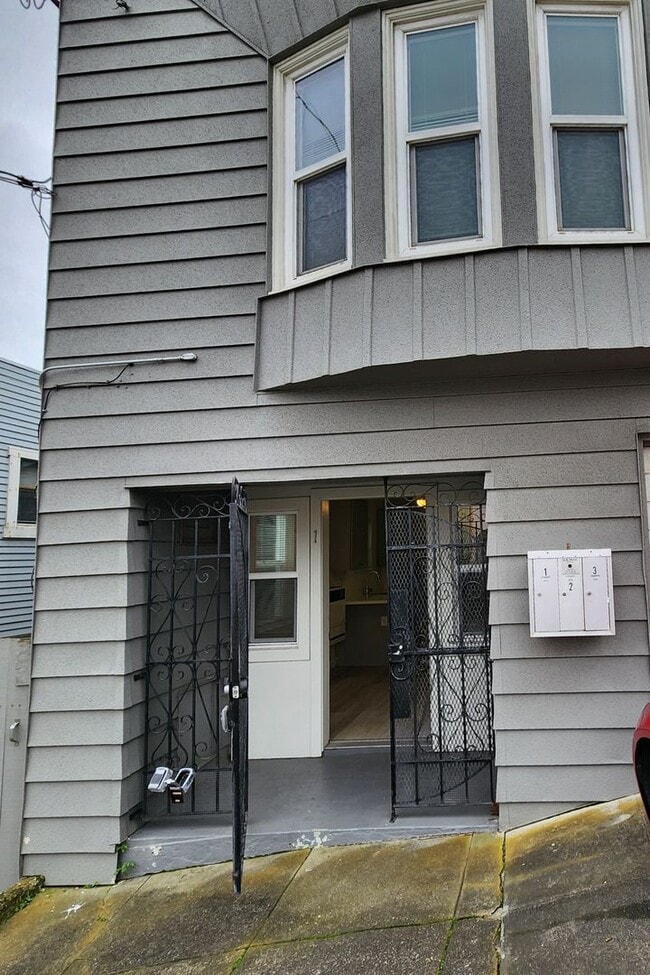 299 Rhine St in Daly City, CA - Foto de edificio - Building Photo