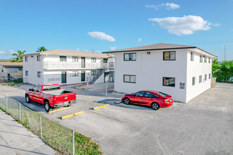 120 W 10th St in Hialeah, FL - Foto de edificio - Building Photo