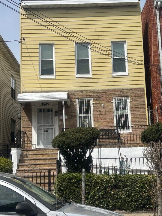 8627 56th Ave in Elmhurst, NY - Foto de edificio