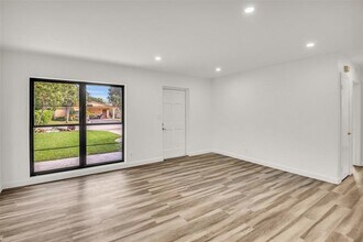 49 NE 5th Ave in Deerfield Beach, FL - Foto de edificio - Building Photo
