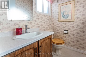 17 Gowrie Dr in Ottawa, ON - Building Photo - Building Photo
