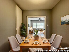 1535 W Woodlawn Ave in San Antonio, TX - Foto de edificio - Building Photo