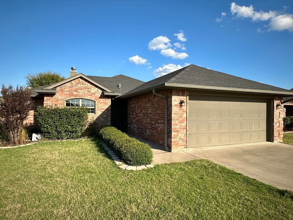 607 Northwest Granite Avenue in Cache, OK - Building Photo