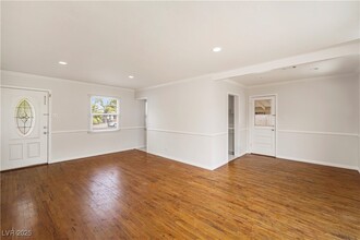 1044 E Hassett Ave in Las Vegas, NV - Building Photo - Building Photo