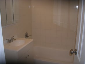 792 Edgewood Ln, Unit B8 in Fort Lee, NJ - Building Photo - Building Photo