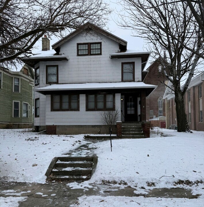 222 S 2nd St in Rockford, IL - Building Photo
