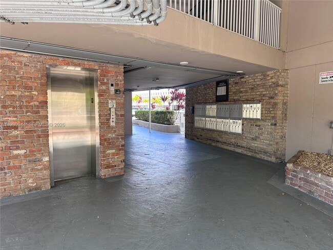 6580 Santona St in Miami, FL - Foto de edificio - Building Photo