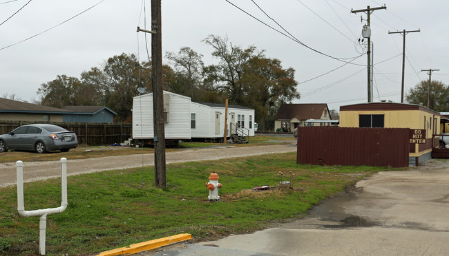 3410 N Twin City Hwy in Nederland, TX - Building Photo - Building Photo