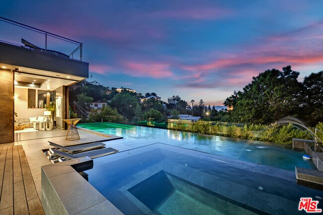 3712 Broadlawn Dr in Los Angeles, CA - Foto de edificio - Building Photo