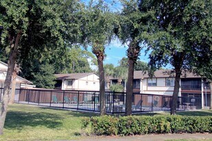 411 Banana Cay Dr in South Daytona, FL - Building Photo