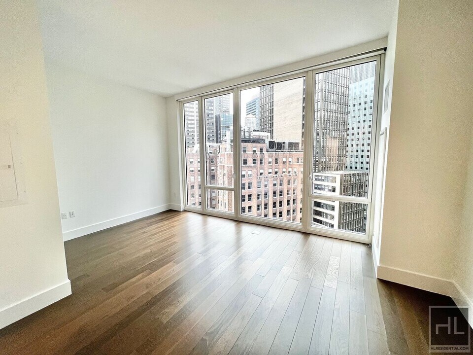 East 44th Street / Spacious Studio / Fanta in New York, NY - Building Photo