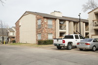 Creek Bend Condominiums in Dallas, TX - Foto de edificio - Building Photo