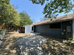 1303 Barrington Dr in Austin, TX - Foto de edificio - Building Photo