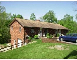436 Chapel Dr in Ellwood City, PA - Building Photo