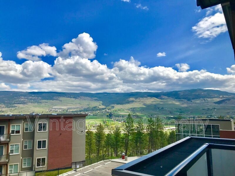 975-975 Academy Way in Kelowna, BC - Building Photo