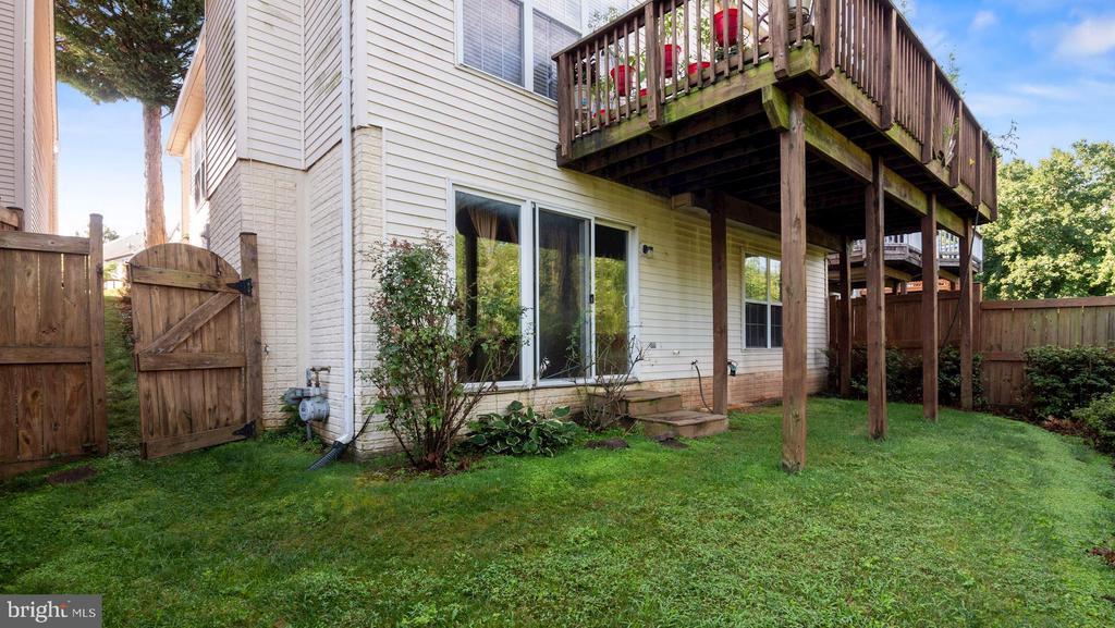 6020 Honnicut Dr in Centreville, VA - Building Photo