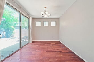 337 West Swan Drive in Chandler, AZ - Building Photo - Building Photo