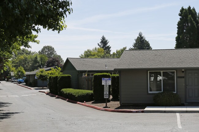 Seneca Terrace in Milwaukie, OR - Foto de edificio - Building Photo